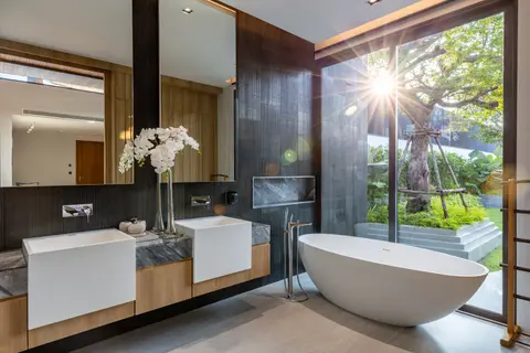 AVANA villa: master bathroom with freestanding bath