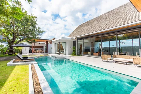 AVANA villa: pool and terrace in daylight