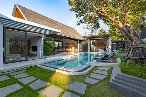 AVANA villa: pool, garden and stepping stones