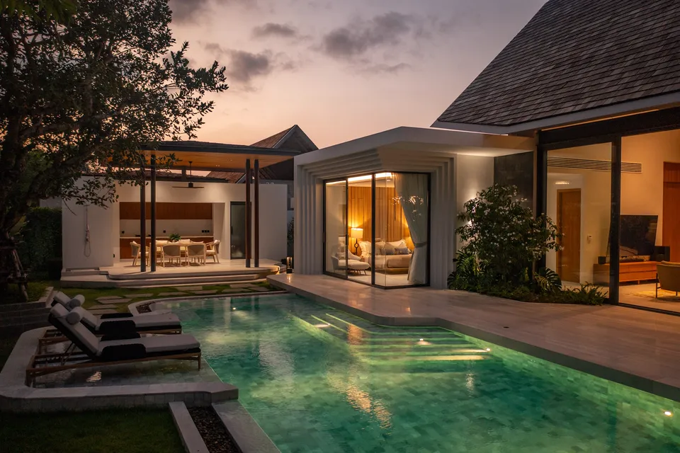 AVANA villa: pool and villa at dusk