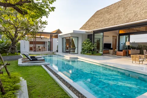 AVANA villa: pool and villa in the afternoon